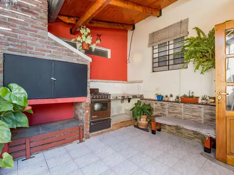 VENTA / PERMUTA - Casa - 4 dormitorios - Cochera y terraza con parrillero - Alberdi, Rosario