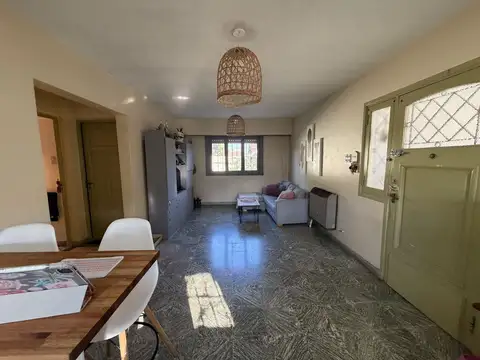 Casa (atrás) de 4 ambientes con entrada p/ auto y patio en venta | Berazategui