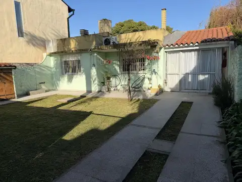 Casa (atrás) de 4 ambientes con entrada p/ auto y patio en venta | Berazategui