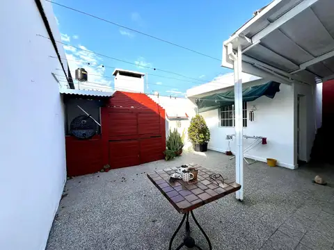 Casa en venta 2 dormitorios patio cochera Barrio Parque Casado