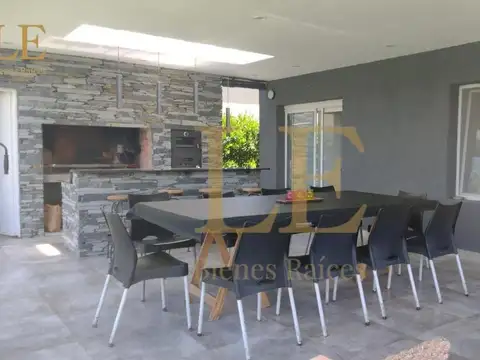 Casa en Venta con 4 cocheras