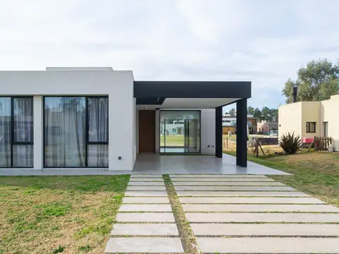 CASA 4 AMBIENTES EN VENTA CAMPO DAROMY SAN VICENTE