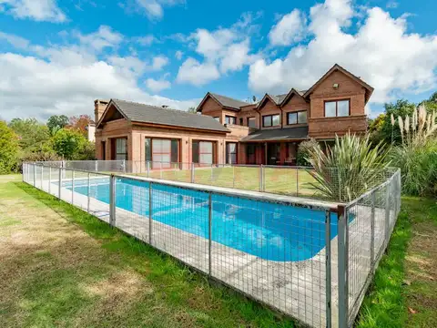 VENTA  CASA  6 ambientes con vista al GOLF EZEIZA