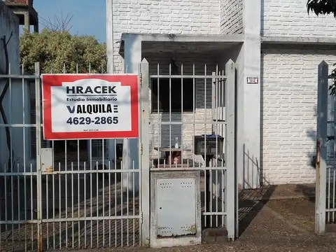 Alquiler Casa muy bien ubicada, a dos cuadras del acceso oeste y del Plaza Oeste.