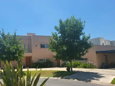 HERMOSA CASA EN HARAS SANTA MARIA - BARRIO PRIVADO - ESCOBAR - PILETA