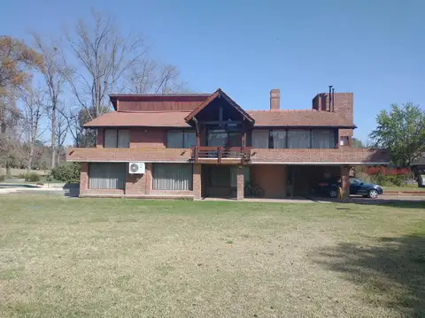 Gran casa en 2 plantas con pileta y vista al golf – Las Praderas de Luján
