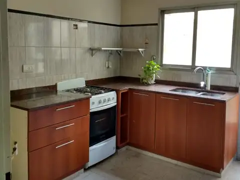 Departamento en Alquiler en Bernal, $ 700.000