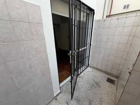 Alquiler PH de 3 ambientes con patio en Wilde