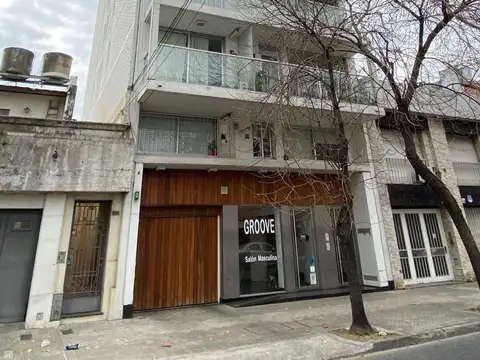 Depto con 2 dormitorios, 3 balcones y cochera. Calefac. central y aires