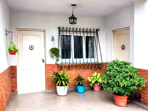 VENTA AMPLIO PH AL FRENTE 3 AMB COCHERA JARDIN