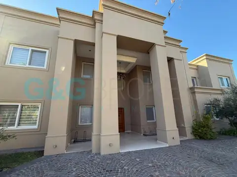 Casa 8 ambientes con 10 baños