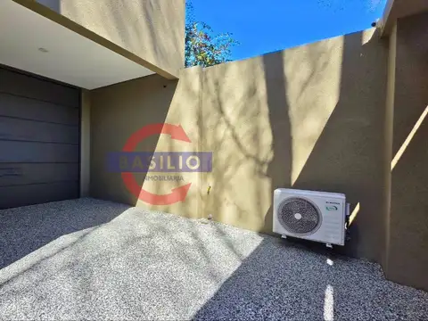 Casa 5 ambientes con 4 baños