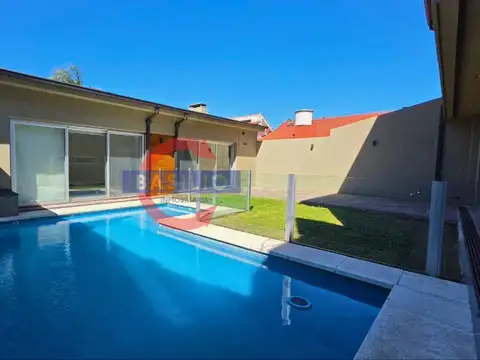 VENTA | CASA DE 6 AMBIENTES CON PILETA Y QUINCHO – PARQUE CISNEROS, VILLA ADELINA