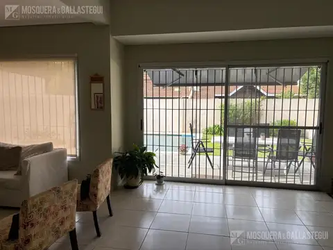 Casa en Alquiler con 1 cochera