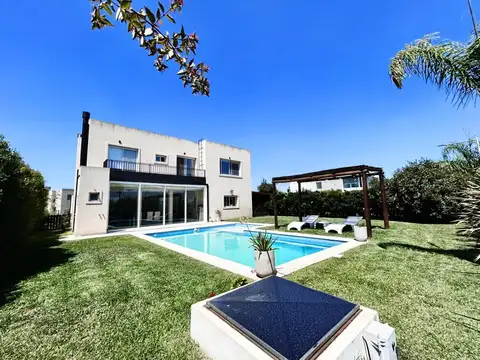 Casa en Venta con 4 cocheras