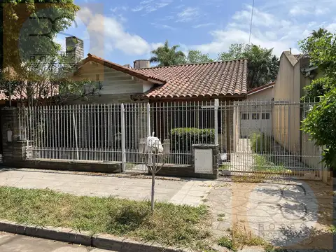 Casa con dependencia en  Venta - Villa Sarmiento