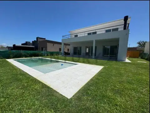 Casa en Venta con 4 cocheras