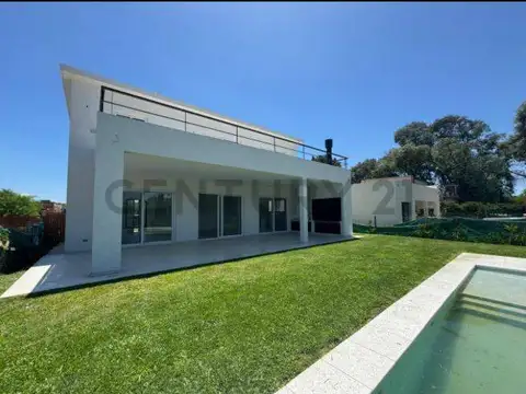 CASA CON PILETA PARQUIZADA