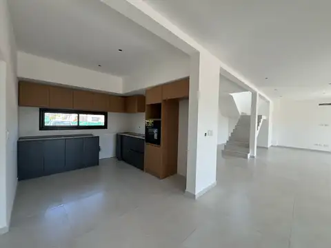 Casa en Venta con 4 cocheras