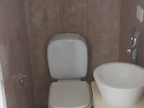 Casa 6 ambientes con 2 baños