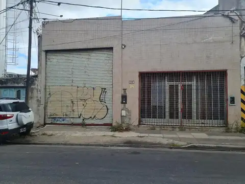 Galpón + local + vestuarios + oficinas