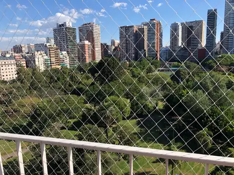 Excelente departamento de 2 ambientes con vista a Parque Las Heras. Piso alto. 1/2 huespedes.