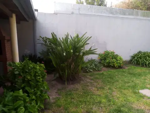 CASA  DE 2 DORMITORIOS CON DOBLE INGRESO