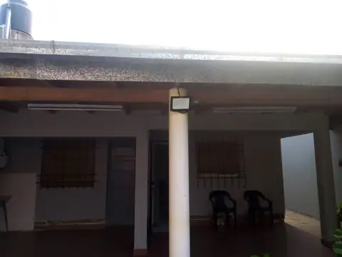CASA  DE 2 DORMITORIOS CON DOBLE INGRESO