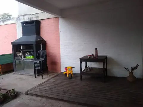 Casa 6 ambientes con 2 baños