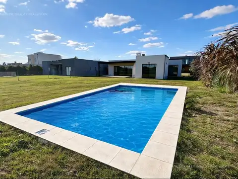 Venta de Casa en San Sebastián | 4 ambientes | Pileta | Parrilla | Apto Crédito