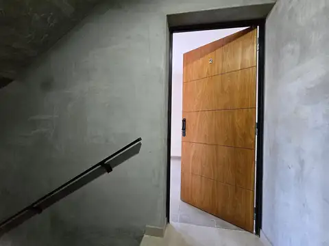 CONTRAFRENTE AMPLIO ESTAR COMEDOR CON COCINA - LAVADERO SECTORIZO, UN BAÑO, UN DORMITORIO Y BALCON