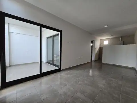 CONTRAFRENTE AMPLIO ESTAR COMEDOR CON COCINA - LAVADERO SECTORIZO, UN BAÑO, UN DORMITORIO Y BALCON