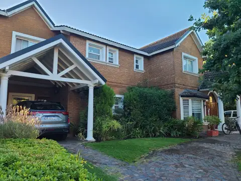 Casa 5 ambientes con 3 baños