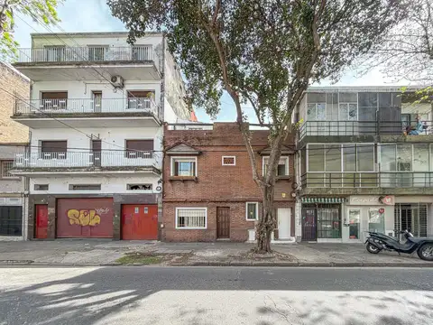 Casa al frente de 2 dormitorios con 2 baños y terraza en Pichincha