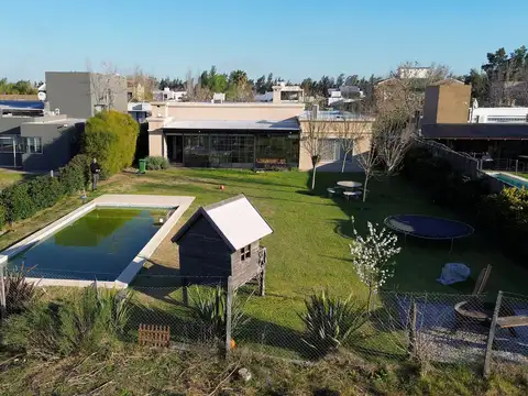 Casa En Venta 3 Dormitorios Greenes De Fisherton Apto Credito - Con Seguridad Y Pileta