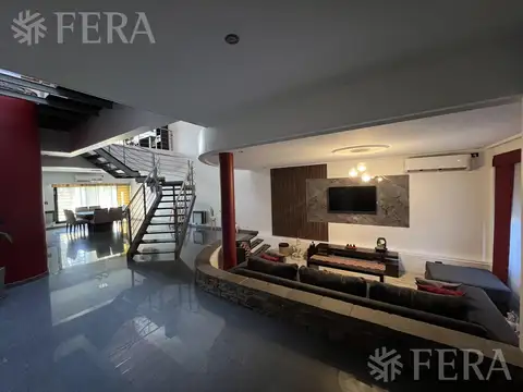Casa en Venta con 2 cocheras