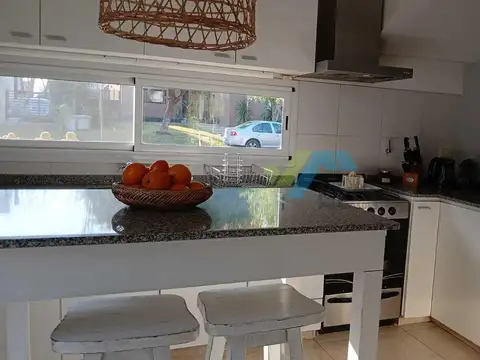 Casa en Alquiler con 1 cochera