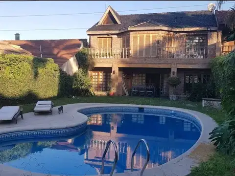 Casa con quincho y pileta. 5 ambientes Play room.