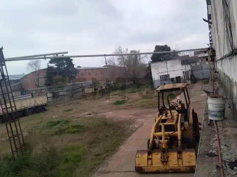 Fábrica 8.000m² - salida a 2 calles - dep. indep. + 2 casas - financia