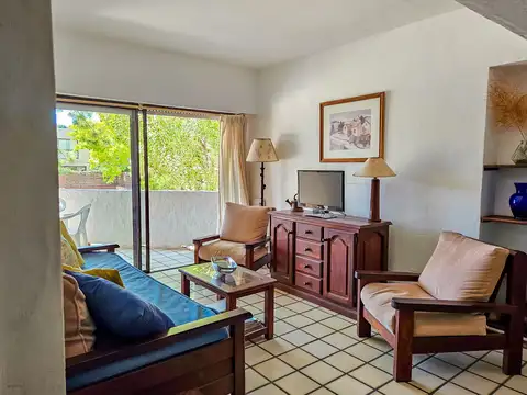 Único al frente con balcón aterrazado y Parrilla, liv y con a balcón; 2 dorm dos baños con ducha; lavadero; cochera (2) baulera; Porteria permanente