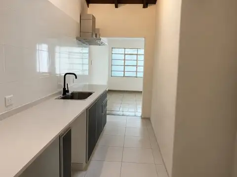 Amplia casa a nueva con cochera para varios autos y jardín
