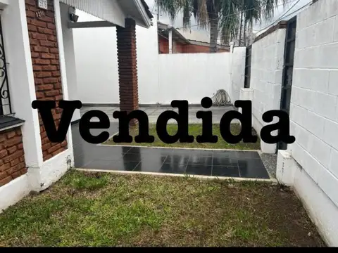 Amplia casa a nueva con cochera para varios autos y jardín