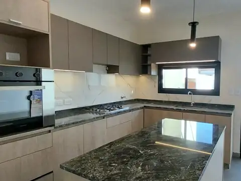 Casa en Venta con 5 cocheras