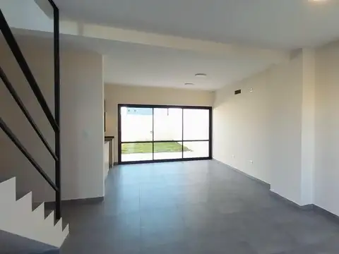 Casa 4 ambientes con 2 baños