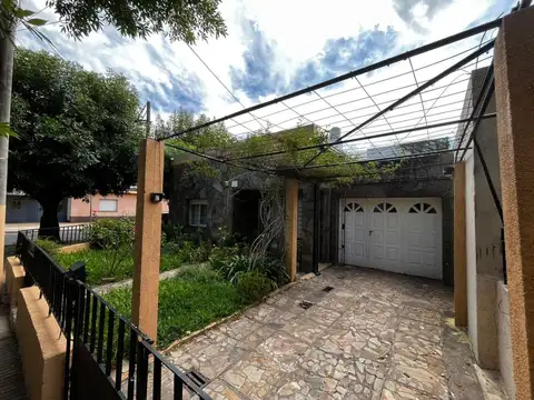 VENTA CASA 2 DORMITORIOS AV ALBERDI 597, APTA CRED