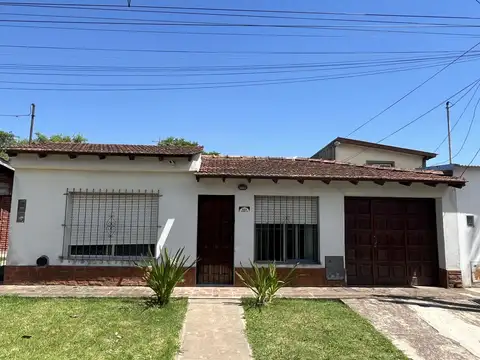 Casa con depto al fondo sobre calle santa fe