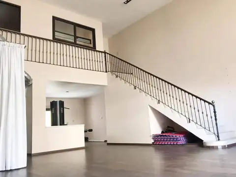 VENTA CON RENTA RECICLADA CON HABILITACIÓN PARA CENTRO DE ESTÉTICA Y CONSULTORIO EN CONSTITUCIÓN