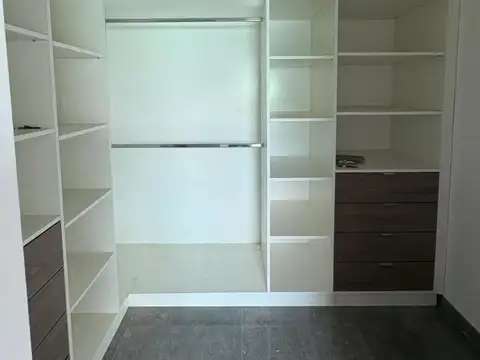 Casa en Alquiler con 2 cocheras