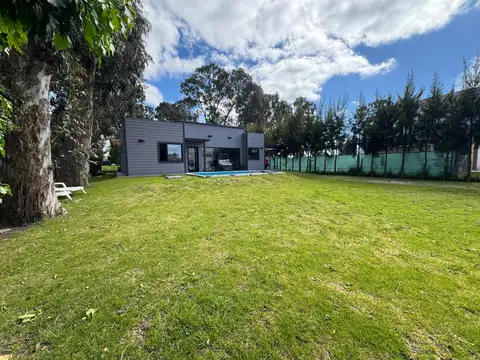 Casa 3 ambientes con parque y pileta sobre Lote de 642