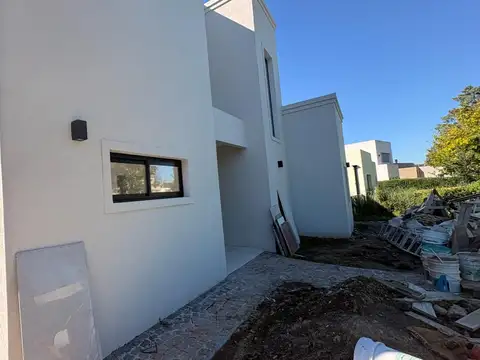 Casa 4 ambientes con 3 baños